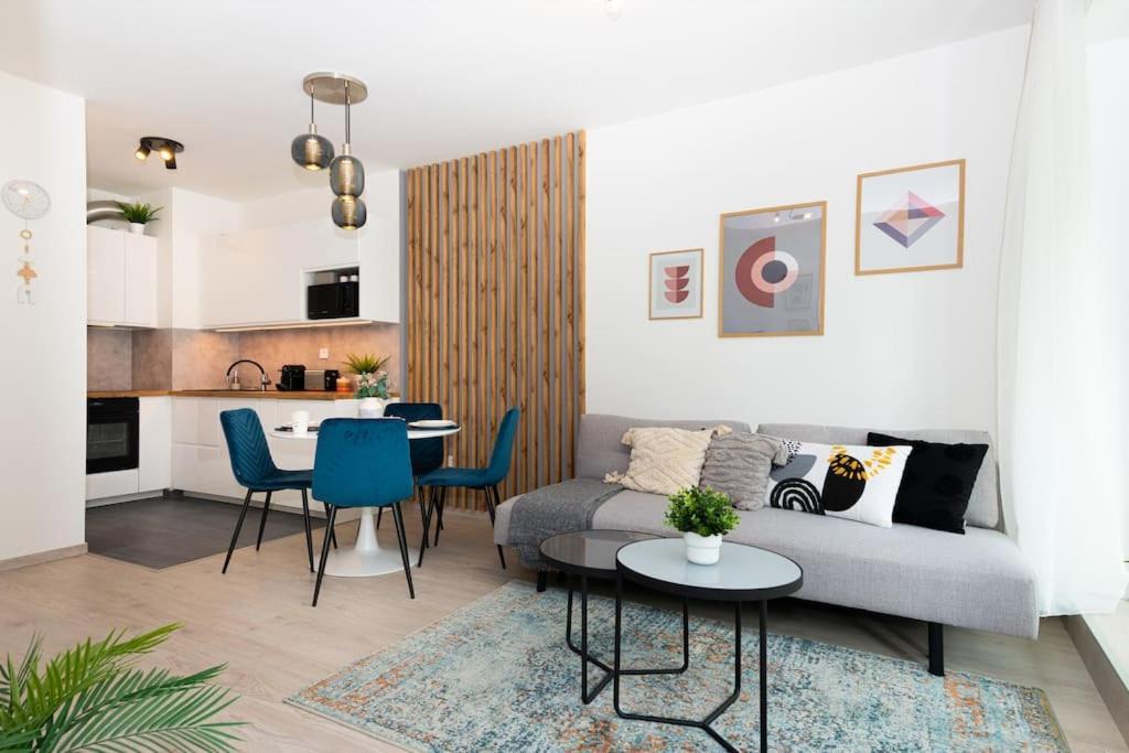Chic206 Retreat: Modern 1br Gem With Balcony By Nw * Budapest
