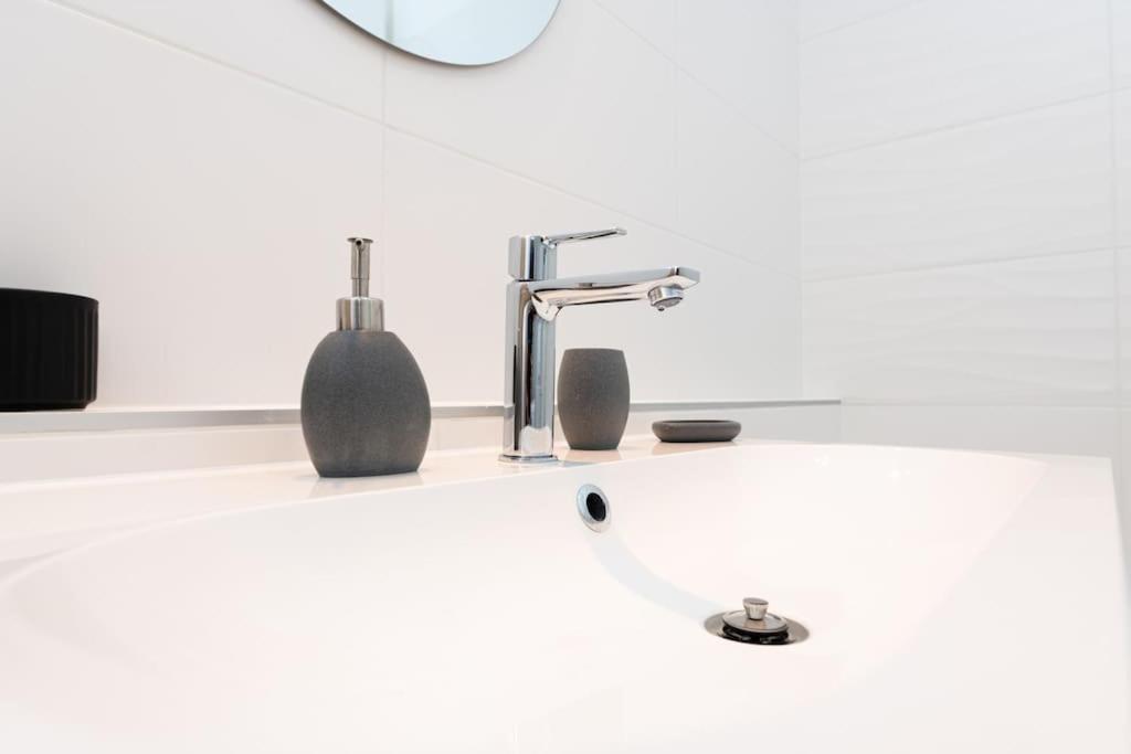 Chic206 Retreat: Modern 1br Gem With Balcony By Nw Apartment *
