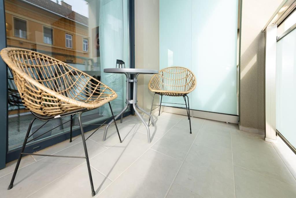 Apartment Chic206 Retreat: Modern 1br Gem With Balcony By Nw Budapest