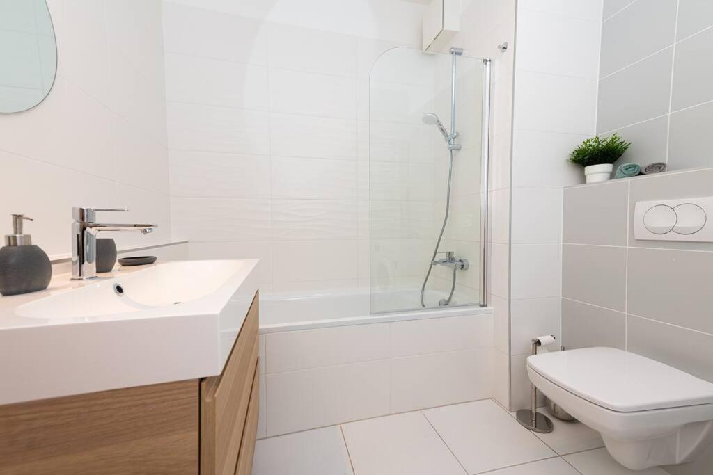Apartment Chic206 Retreat: Modern 1br Gem With Balcony By Nw