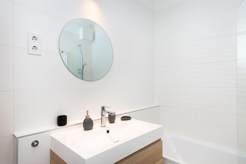 Chic206 Retreat: Modern 1br Gem With Balcony By Nw Apartment Budapest