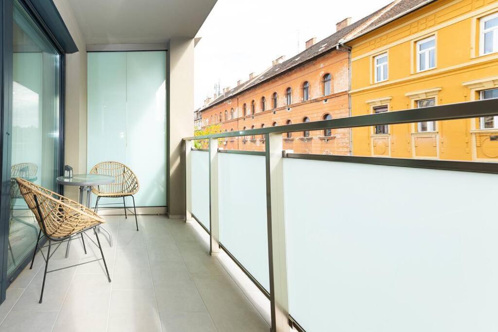 Chic206 Retreat: Modern 1br Gem With Balcony By Nw Budapest