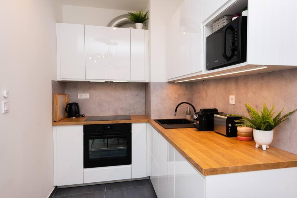 Chic206 Retreat: Modern 1br Gem With Balcony By Nw Apartment *